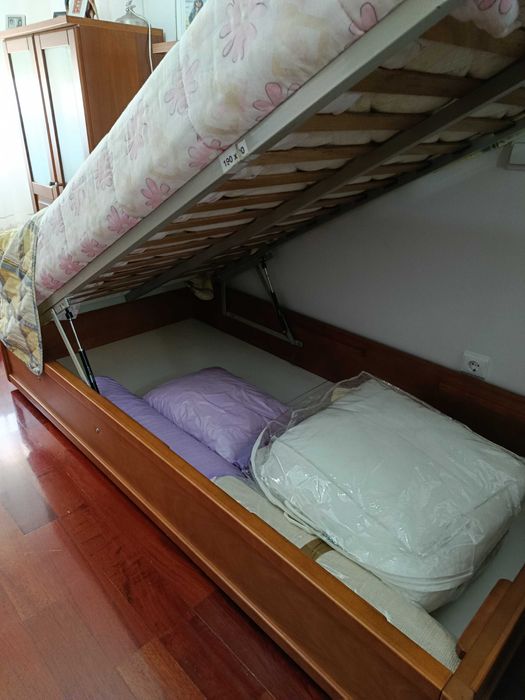 Cama com arrumação