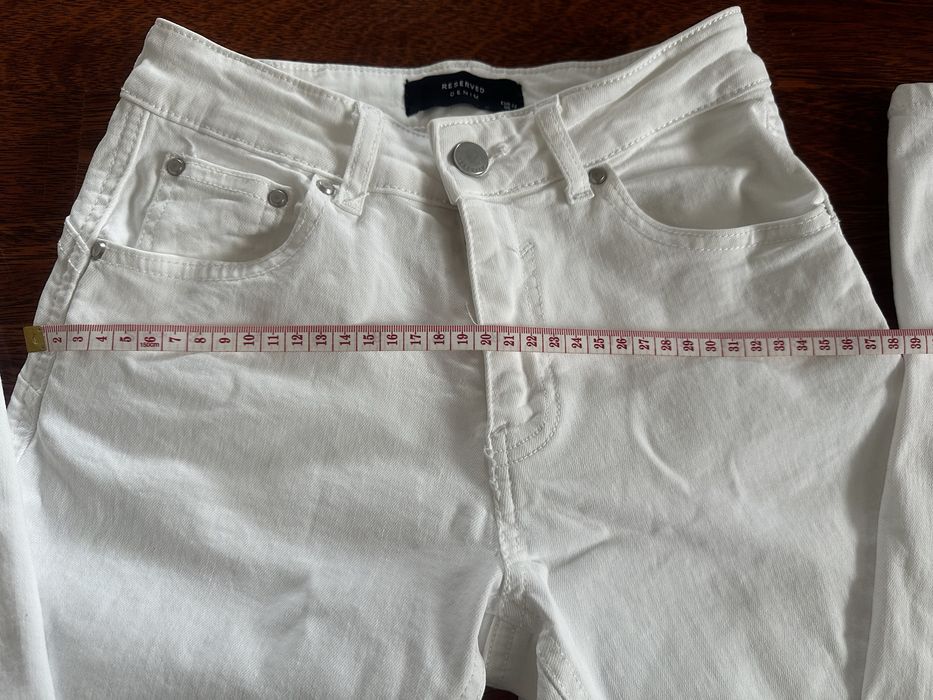 Białe spodnie jeans