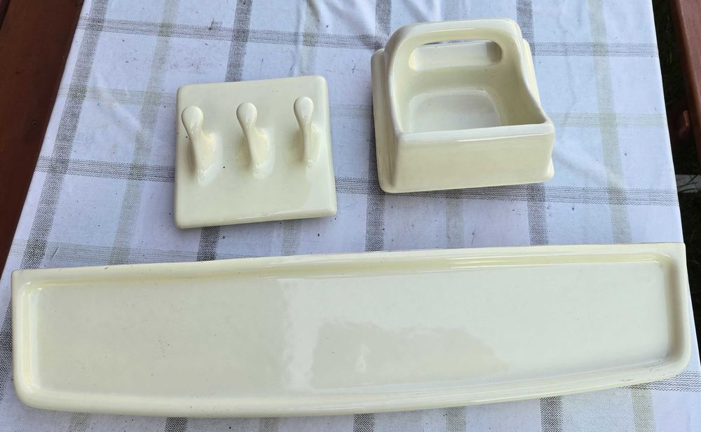 Mydelniczki ceramiczne, wieszak i półka PRL