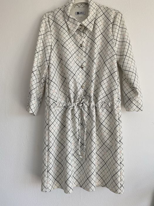 Sukienka biala mini z długim rękawem