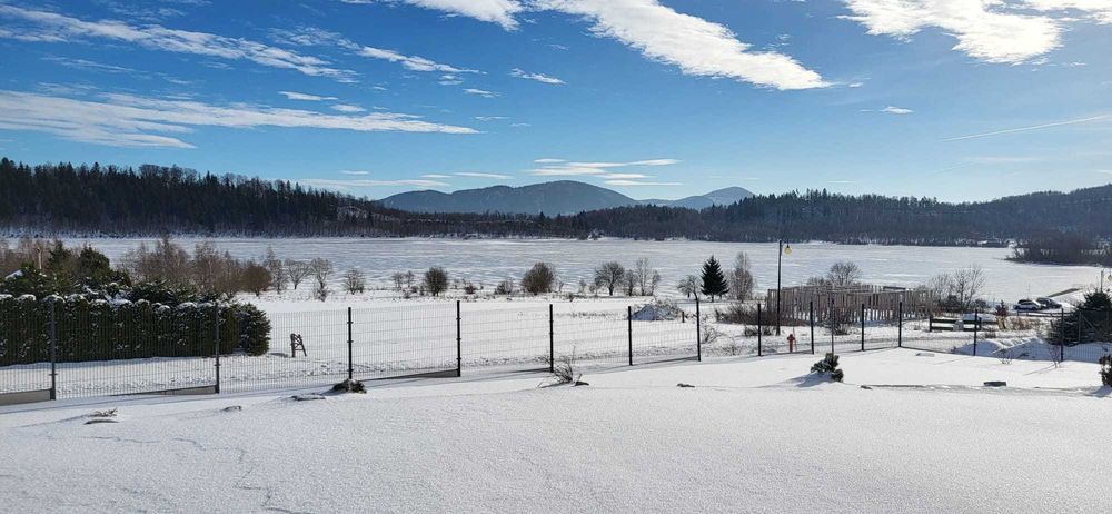 Domek w górach nad wodą