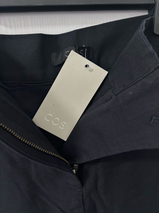 Темно-сині штани від бренду COS