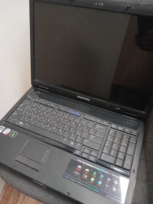 Продам не працюючий ноутбук Samsung NP-R700 (на запчастини)