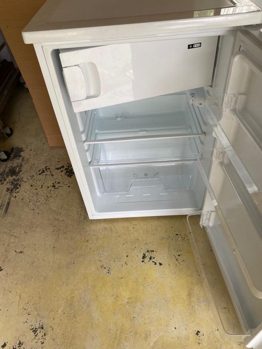 Vendo frigrorifico com pequeno congelador COMO NOVO
