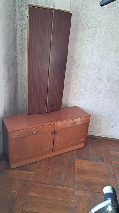 Трюмо з дзеркалом