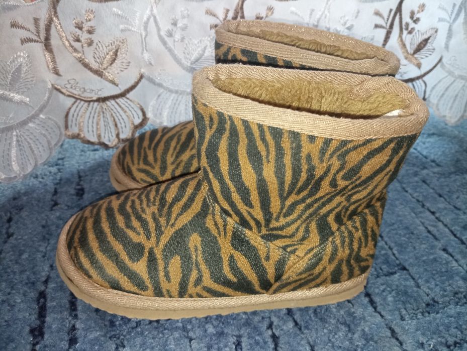 Угги на дівчинку