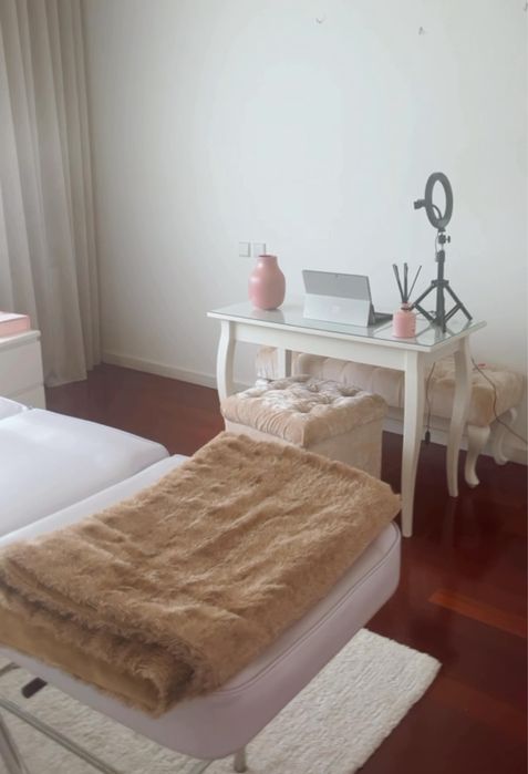 Sala para estetica completa com marquesa. Cadeira, mesa e puf .