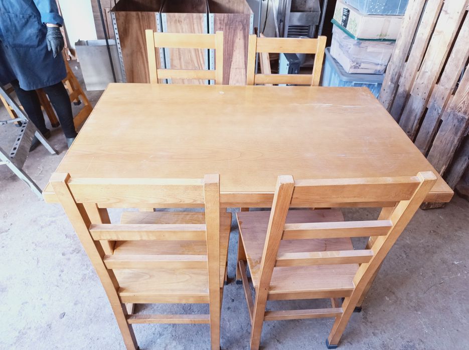 Mesas e cadeiras de madeira