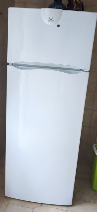Recheio de casa para vender. Os colchões das camas são novos , e o sofá castanho é sofá cama também nunca usado. Os electrodomésticos funcionam.