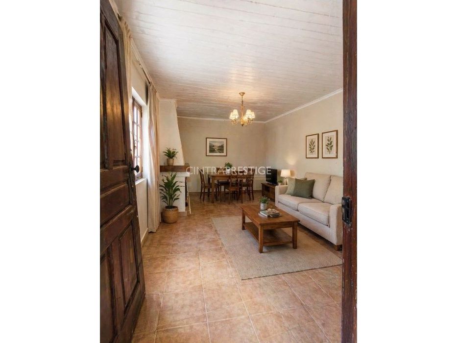 Casa implantada em terreno de 2200 m2 em pleno Pinhal de Colares