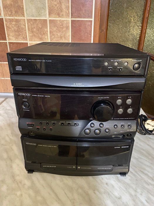 Музичний центр на диски і касети