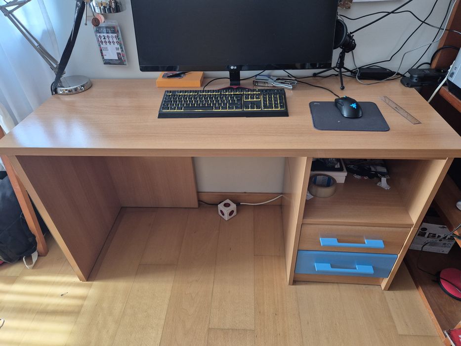 Secretária com estrutura maciça