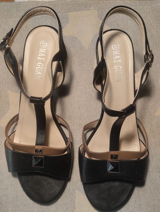 Кожаные женские босоножки