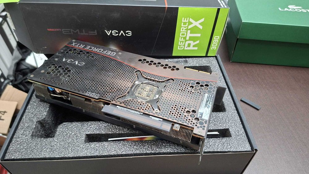 Vendo placa gráfica NVIDIA RTX 3090 EVGA FTW3 ultra 24 Gb