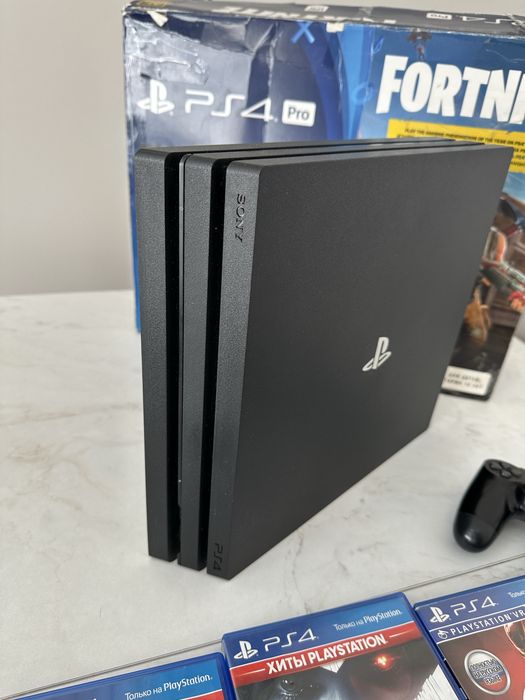 Ігрова приставка Sony PlayStation 4 Pro 1TB.