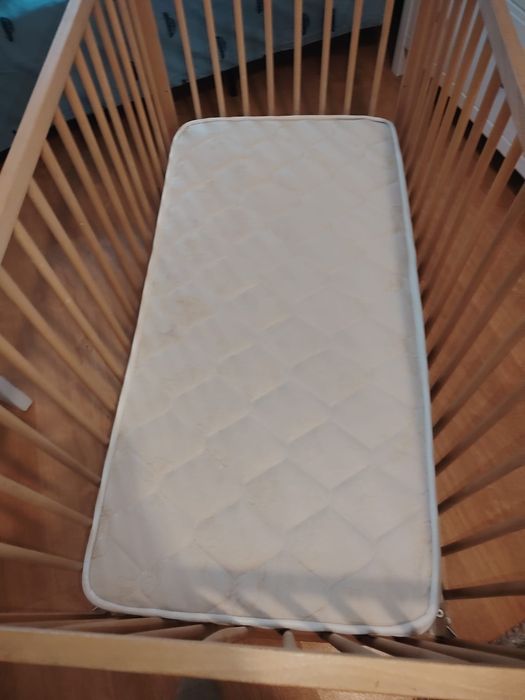 Berço de bebe com colchão como novo