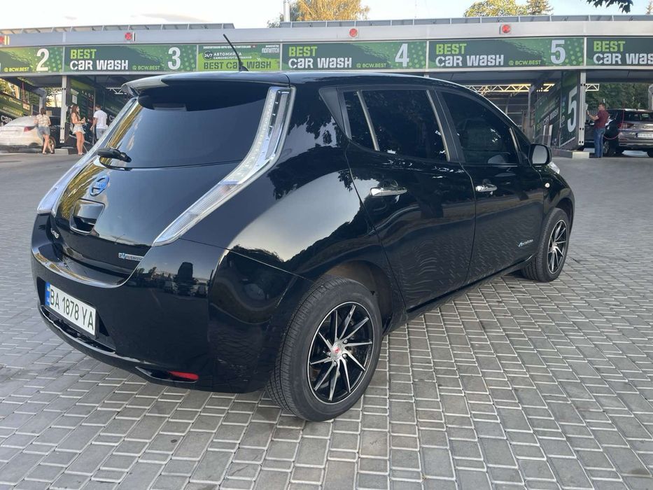 Нісан Ліф 2011 рік