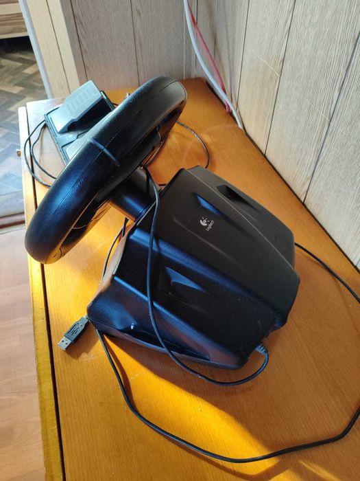 Ігрове кермо Logitech.