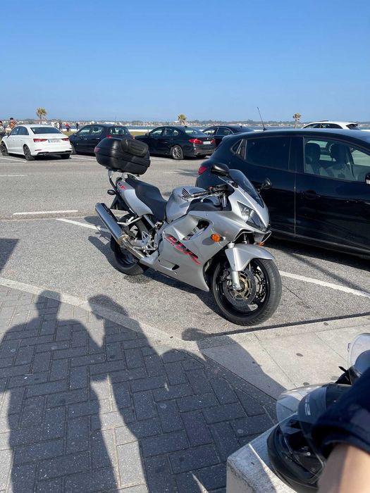 Honda CBR 600F (2003) – Rigorosamente Original (Apenas 32.000 Km)