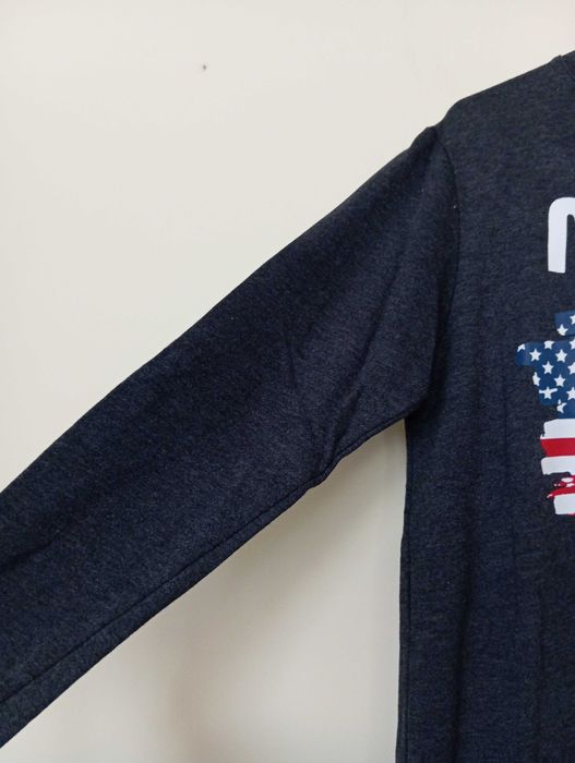 Camisola cinzenta com detalhe da NASA