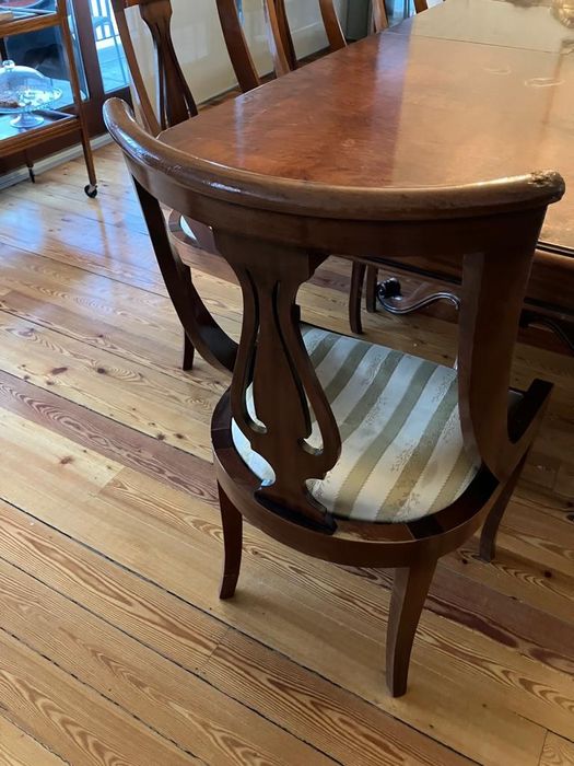 Mesa de jantar extensível, em nogueira, com cadeiras