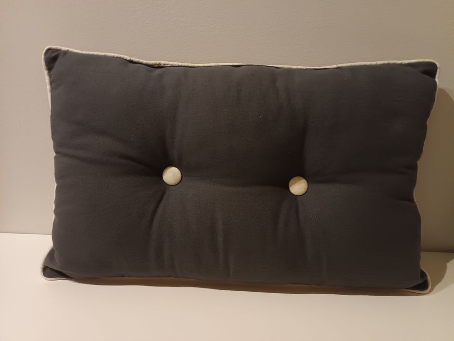 Duas almofadas cinza escuro novas
