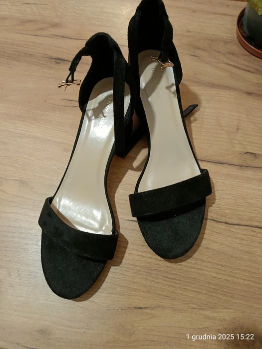 Nowe czarne sandałki