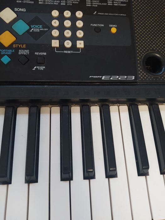 Синтезатор Yamaha psr e 223.