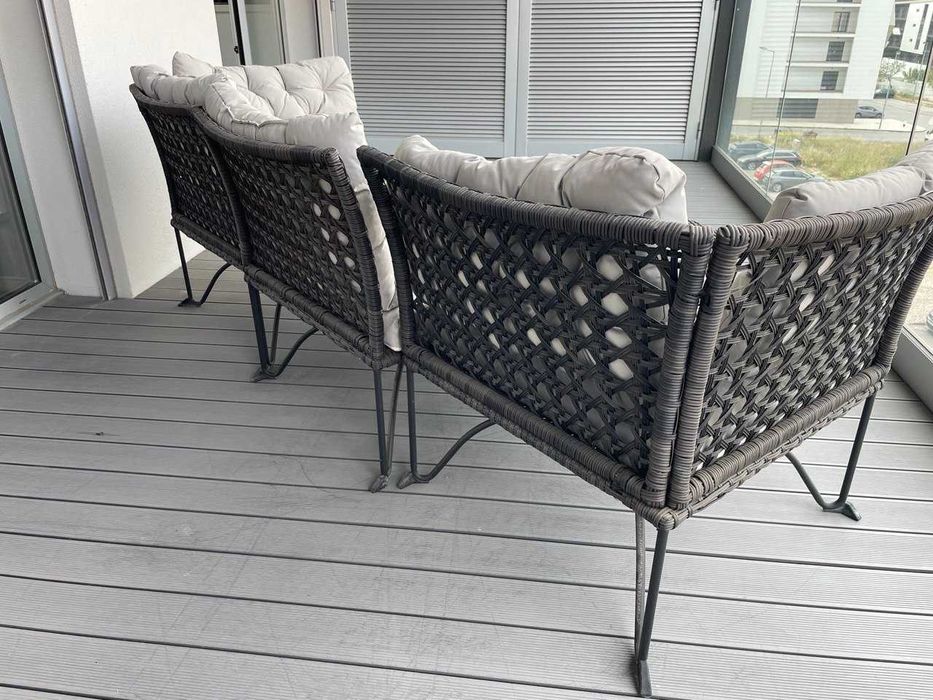 Sofá modular 3lug, exterior, cinz esc/Kuddarna bege-cinzento claro, 210x73 cm - IKEIA JUTHOLMEN