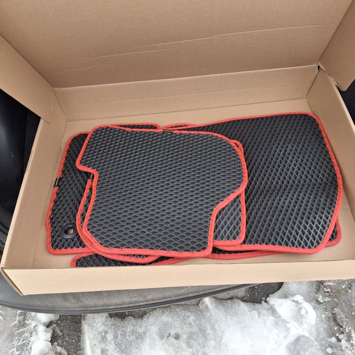 Коврики  в авто нові