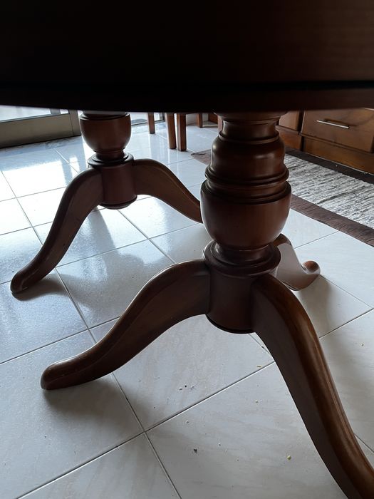 Mesa de jantar com/sem cadeiras.