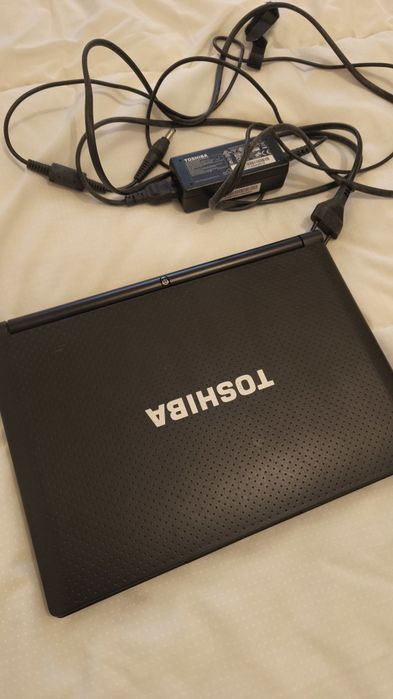 Toshiba NB500 com carregador - usado