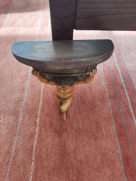 Pedestal de parede com anjo