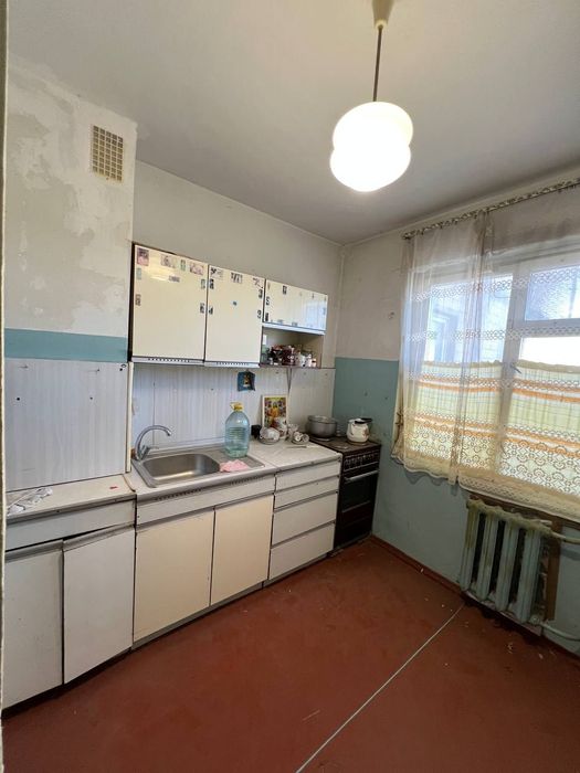 Продаётся 4-комнатная квартира под ремонт, Черноморск.