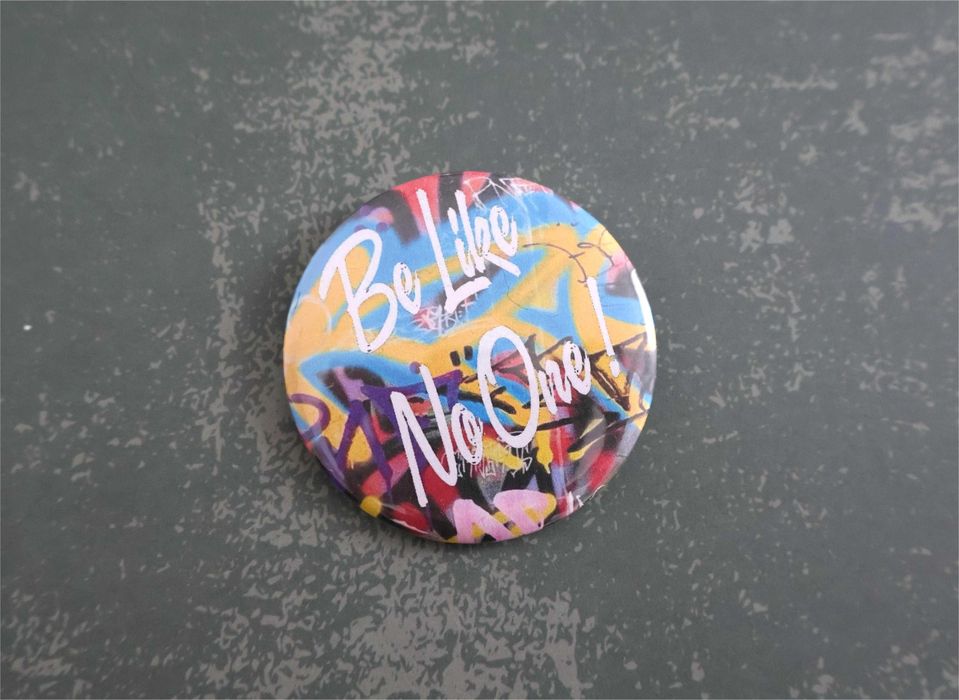 Przypinka pin graffiti "Be Like No One !"