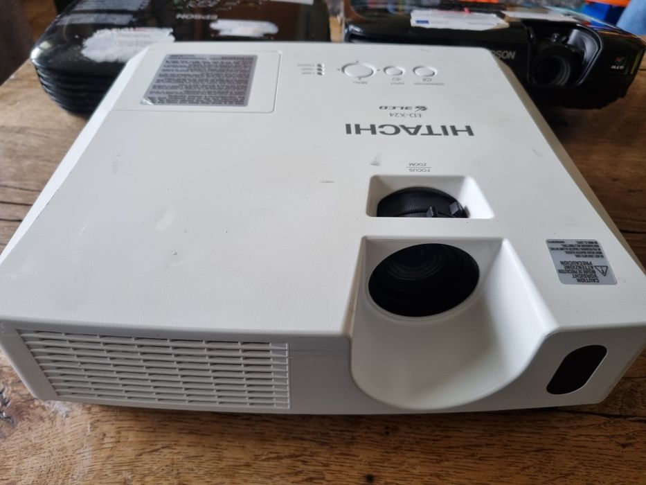 Projektor, epson H390B, hitachi ED-X24 . Cena za 3 sztuki.