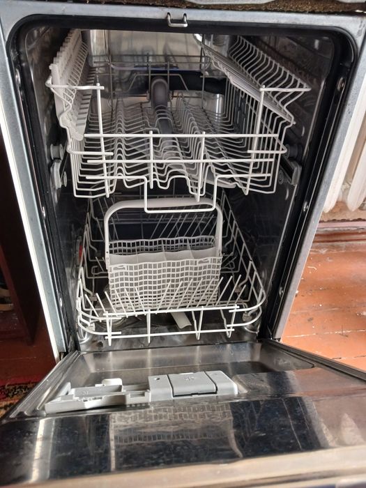 Посудомийна машина вбудована на запчастини
