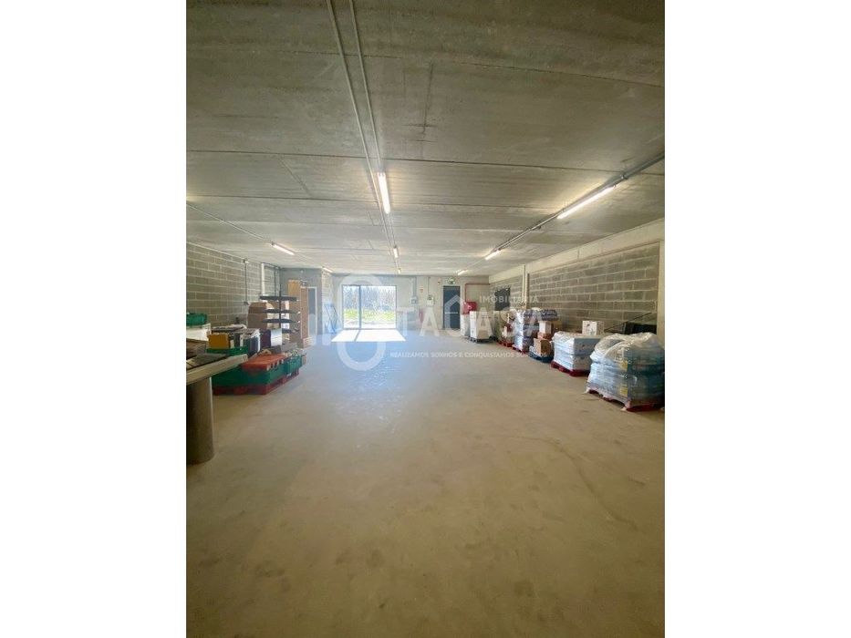 Armazém para arrendamento no centro da Vila de Aguada de Cima