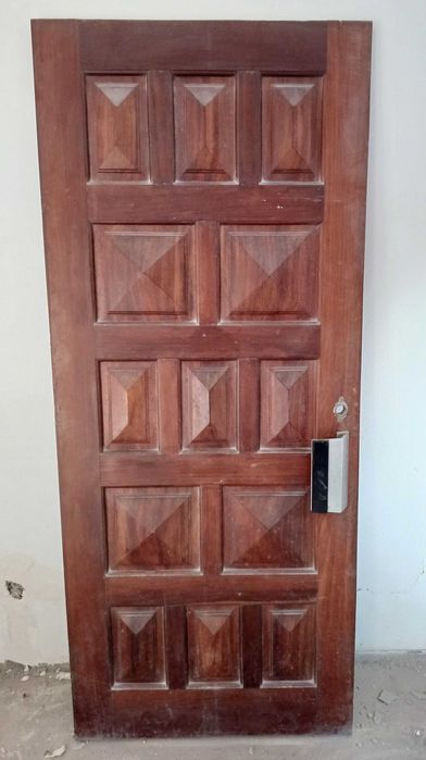 Porta exterior em madeira maciça