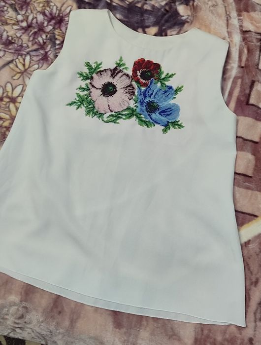 Вишита сукня(блуза і спідниця) . Ручна робота-квіти вишиті бісером