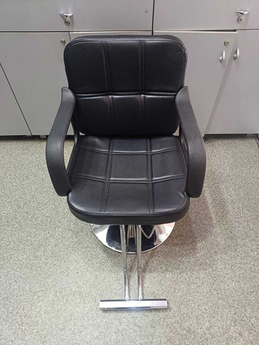 Кресло парикмахерское черное (кожзам) на гидравликеНВ-А8846