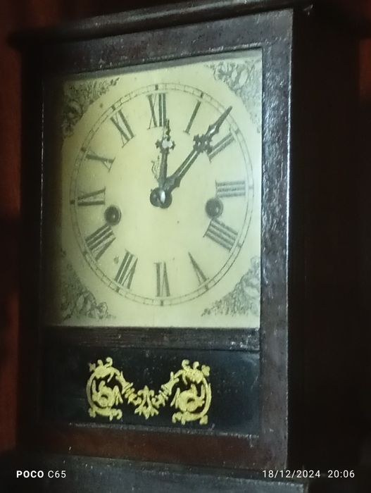 Vários relógios antigos