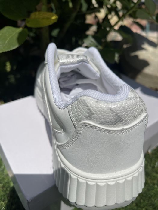 Tenis branco novo