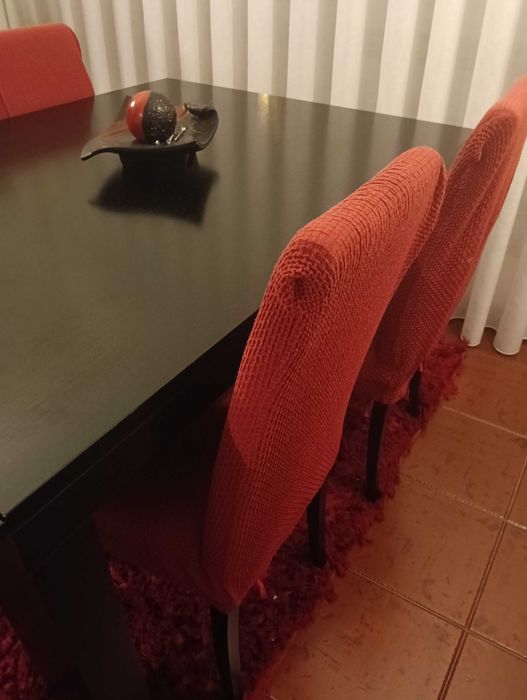 Mesa de jantar em madeira extensível + 4 cadeiras – 350 €