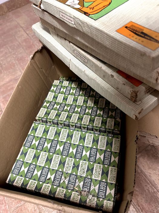 Lote de cerca de 70 caixas de carimbos escolares antigos e 8 caixas de letras móveis