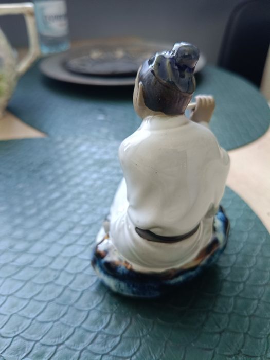 Stara figurka z porcelany
