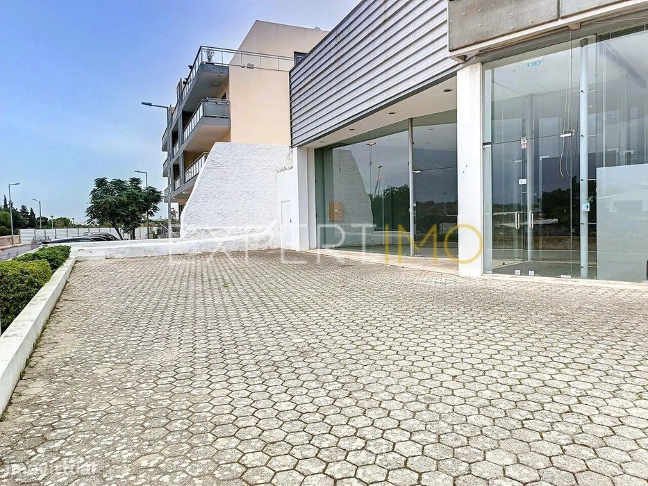 Armazém e terreno para loteamento - Portimão