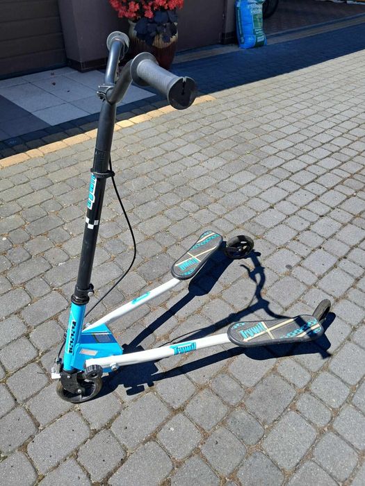 Hulajnoga trójkołowa balansowa.