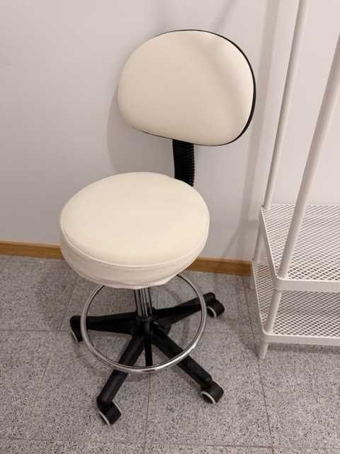 Cadeira com Base Cromada, 5 Rodas e Elevação Hidráulica | Esteticistas, Massagistas, Tatuadores...