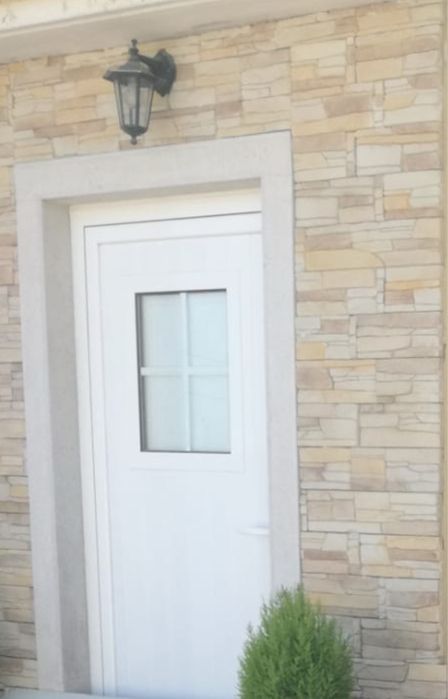 Porta branca com postigo